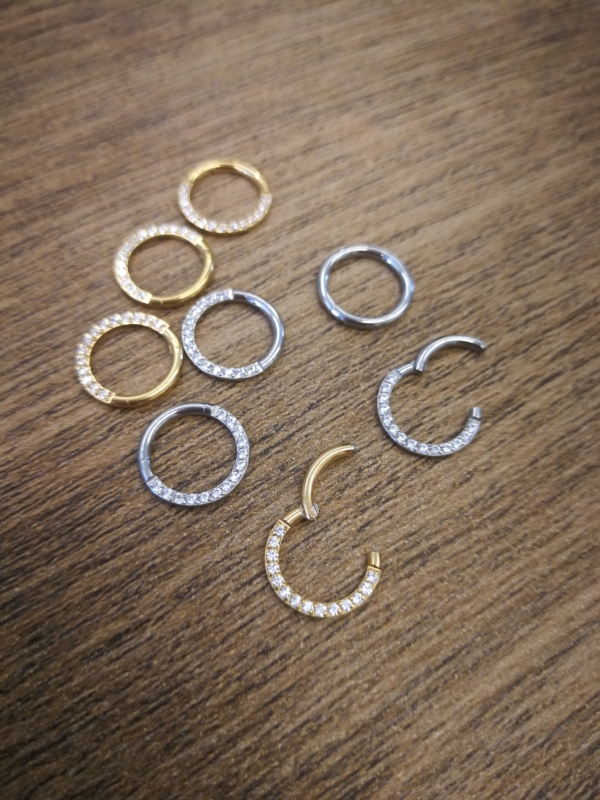 Piercing Krúžok s bielymi kamienkami strieborný, zlatý - Image 3