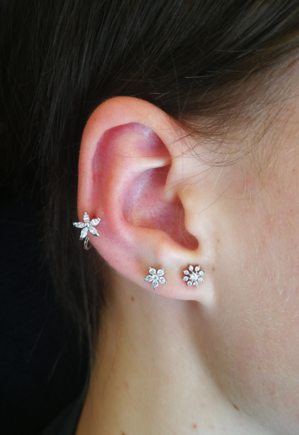 Piercing do ucha Helix Tragus Korunka s bielymi kamienkami - Image 3